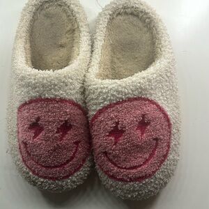 Preppy slippers 
Will be washed before sold
Have been worn but grown out if them